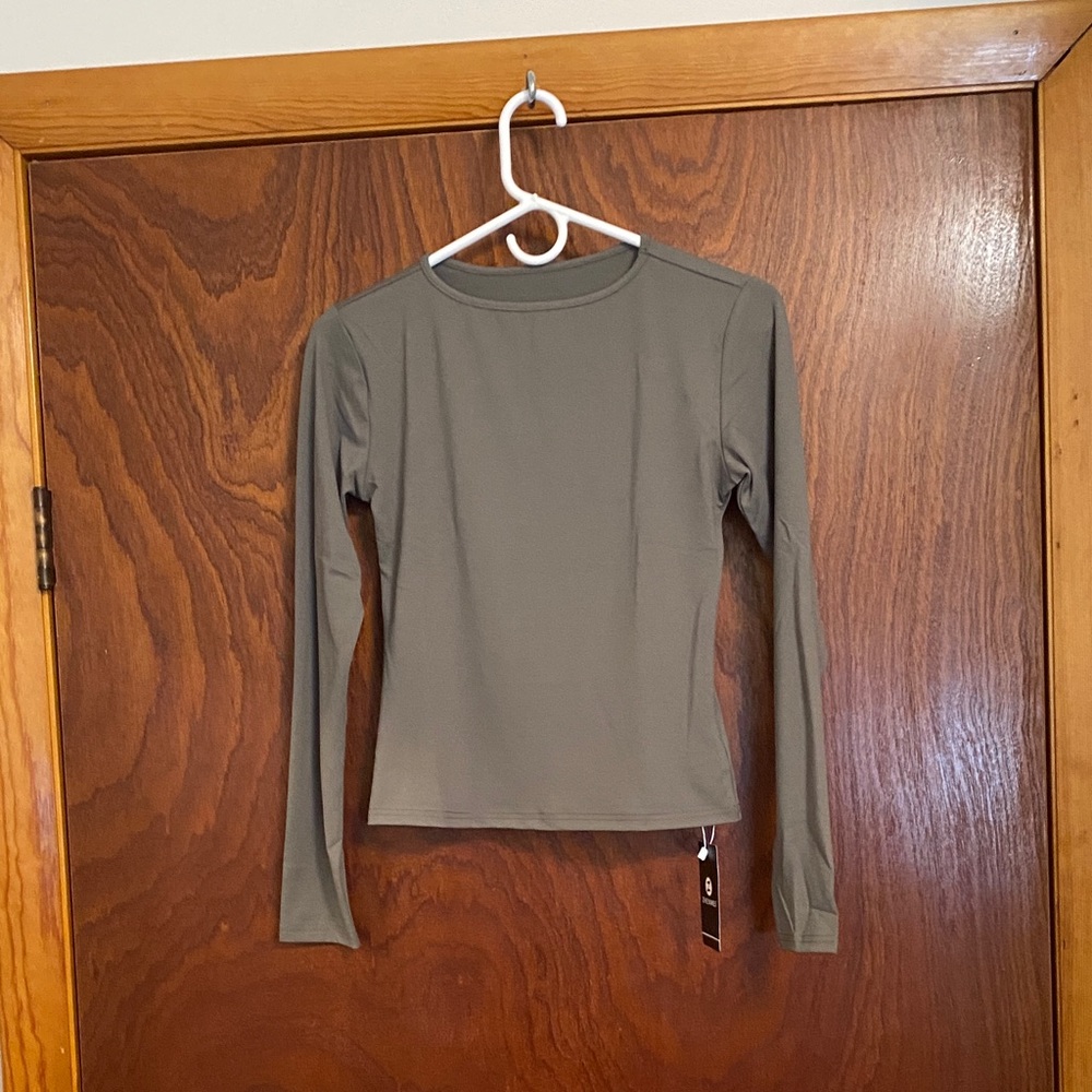 Zhenwei women’s size small athletic shirts